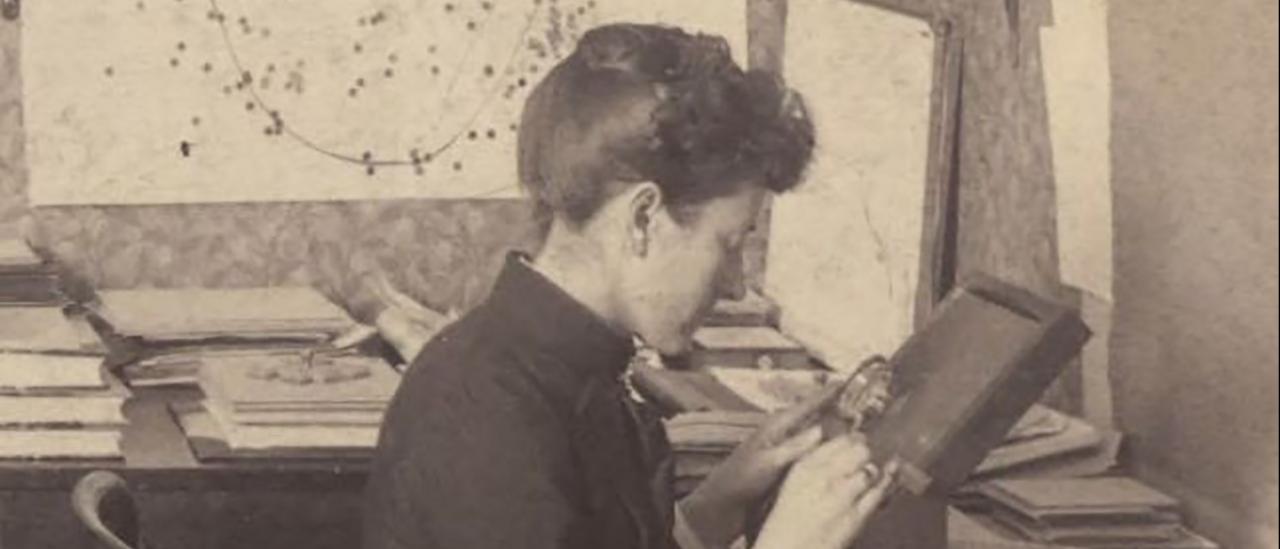 Williamina Fleming, descubridora de la primera enana blanca y la nebulosa de la Cabeza de Caballo, analizando placas fotográficas. (Crédito: Harvard College Observatory)