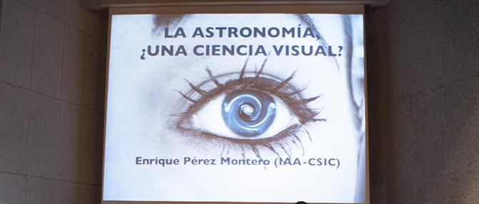 El autor, Enrique Pérez Montero (a la derecha), Profesor Visitante en el IAC en el marco del programa Severo Ochoa, durante la presentación de su charla “La astronomía, ¿una ciencia visual?”, en el Museo de la Ciencia y el Cosmos, de Museos de Tenerife, acompañado del director de este museo, Antonio Mampaso. Foto: Pedro Bento (MCC).