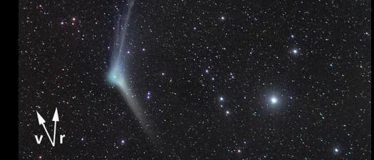 Cometa Catalina (C/2013 US10) observado desde el Observatorio del Teide (IAC) la noche del día 11 diciembre de 2015 (objetivo 300mm con cámara Sony a7S modificada, ISO 6400). La imagen es una composición de 30 imágenes individuales de 25 segundos de exposición -total 12.5 minutos- con seguimiento sidéreo (compensación rotación terrestre). En la imagen se observan perfectamente las tres partes del cometa: el núcleo central, la atmósfera cometaria o coma de un color verdoso intenso, la cola (principalmente de