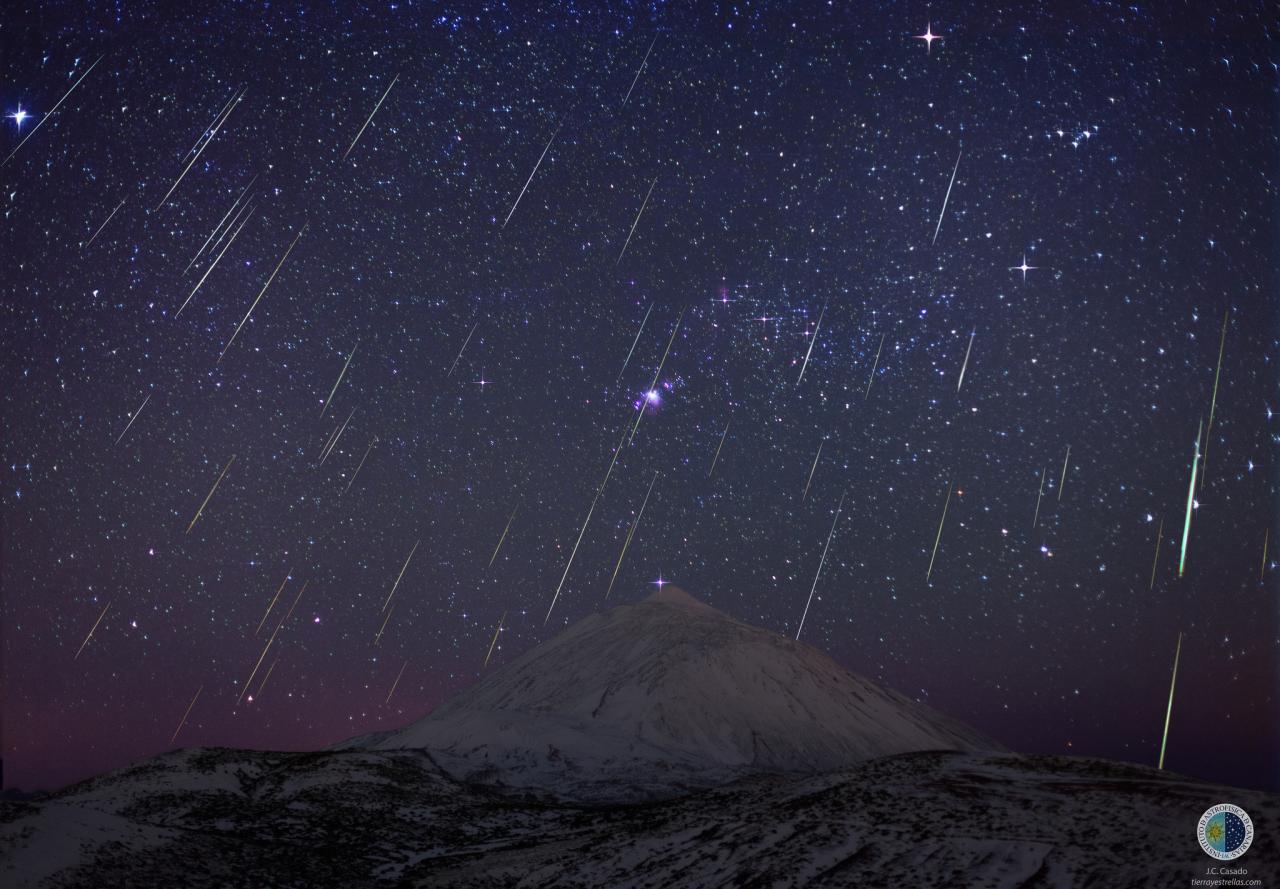 Imagen de la lluvia de estrellas fugaces Gemínidas sobre el volcán Teide (Tenerife, Islas Canarias) en diciembre de 2013