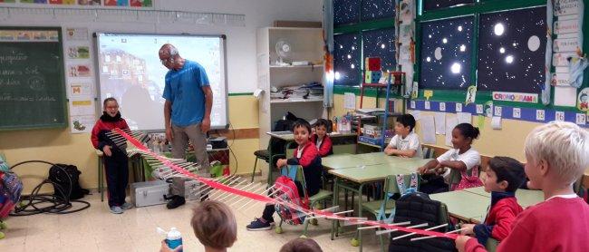 The ULL astrophysicist Antonio Eff-Darwich explaining the behavior of the waves. Credit: CEIP Alcalde Rafael Cedrés.