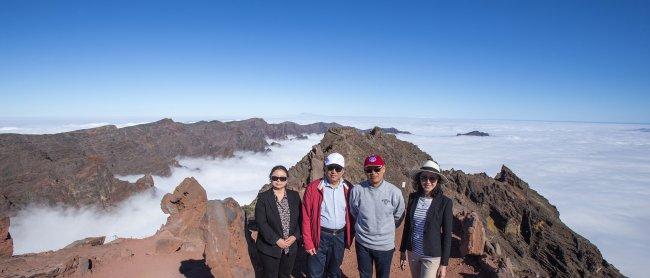 El vicepresidente de la Academia de Ciencias de China y una delegación del NAOC visitan el IAC y los Observatorios de Canarias