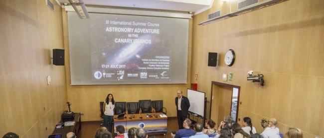 Inauguración del curso "Astronomy Adventure in the Canary Islands" en la sede central del IAC con Nayra Rodríguez Eugenio, astrofísica divulgadora del IAC, coordinadora del curso, además de ponente del mismo, y Rafael Rebolo, director del IAC. Crédito: Jo