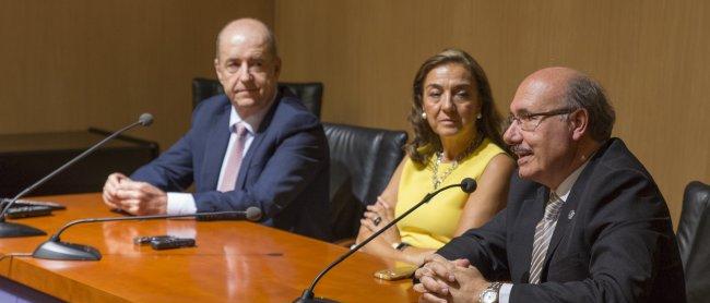 La secretaria de Estado de I+D+i del MINECO, Carmen Vela (en el centro), acompañada por el director del IAC, Rafael Rebolo (a la derecha), y el consejero de Economía, Industria, Comercio y Conocimiento del Gobierno de Canarias, Pedro Ortega (a la izquierd