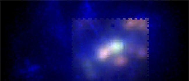 Imagen de falso color de la galaxia UCM2325+2318. En verde y rojo se muestra la emisión del nitrógeno y del hidrógeno presentes, respectivamente, en el gas caliente (10,000 grados) de esta galaxia. En azul se muestra la emisión de las estrellas a partir d