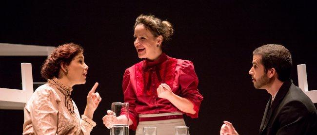 Los intérpretes (de izq. a dcha.) Sigrid Ojel, Débora Ávila y Daniel Sanginés en el ensayo general de la obra esta mañana en Tacoronte. Foto: Daniel López/IAC.