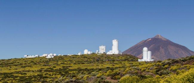 Observatorios del Teide (arriba) y del Roque de los Muchachos (abajo). Crédito: Daniel López y Pablo Bonet /IAC.  