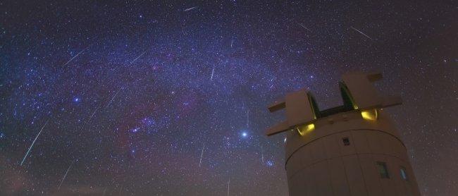 Gemínidas sobre el Observatorio del Teide. En primer plano se muestra el Telescopio OGS (ESA). Centrada en la imagen la constelación de Orión y el objeto más brillante es el Planeta Júpiter. Crédito: J.C. Casado (IAC).