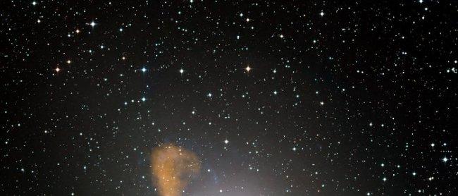 Composition of images of Centaurus A in the optical range (ESO/WFI) and X-rays (NASA/CXC/CfA). Centaurus A is a massive galaxy (similar to those analysed in this study) which is in the process of merging with a neighbouring spiral. At its centre is a supe