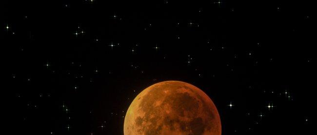 Eclipse Total de Superluna del año 2015.Durante la totalidad la Luna no desaparece de la vista, sino que adquiere una tonalidad rojiza. La atmósfera de la Tierra, que se extiende unos 80 km más allá del diámetro terrestre, actúa como una lente, desviando 