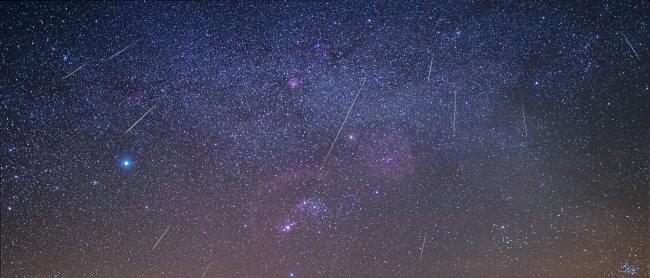 Cielo nocturno surcado por meteoros sobre el Parque Nacional del Teide, Tenerife. En este caso, la lluvia de estrellas corresponde a las Gemínidas de 2016. Crédito: J. C. Casado / STARRYEARTH.