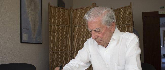 Mario Vargas Llosa, premio nobel de Literaura en 2010, escribe para el Libro de Honor del IAC. Crédito: Iván Jiménez (IAC).
