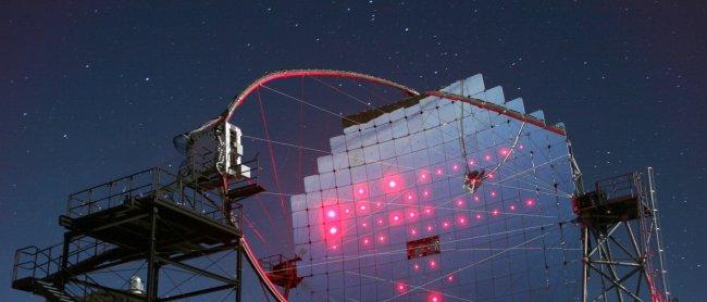 Imagen de uno de los telescopios MAGIC situado en el Observatorio del Roque de los Muchachachos (Garafía, La Palma). Crédito: Robert Wagner/MAGIC Collaboration