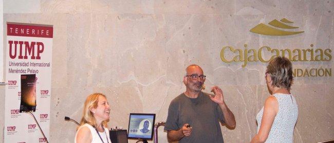 Antonio Eff-Darwich Peña durante su charla "Experiencias de un astrofísico metido a profesor" en el III Curso sobre Astronomía de la UIMP "Acércate al Cosmos" celebrado en el Espacio Cultural Caja Canarias en Santa Cruz de Tenerife. Crédito: Alberto Martí