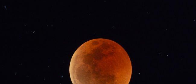 Primeras imágenes y secuencias de la Luna Roja desde Namibia y Tenerife