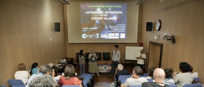 Presentación del curso por las directoras del mismo, Nayra Rodríguez Eugenio (IAC) y Rosa Dorán (NUCLIO), acompañadas de los ponentes y coorganizadores Steph Tszyka (NUCLIO) y Fraser Lewis (FTP, Cardiff University). Crédito: Inés Bonet (IAC).