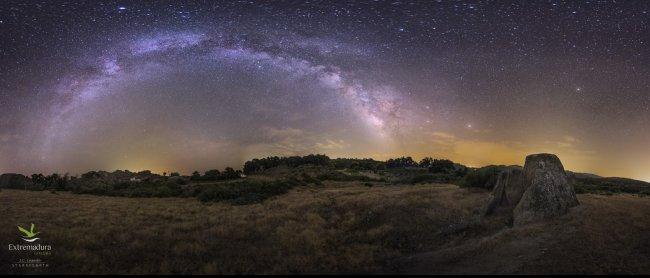 La Vía Láctea y el Dolmen Datal en Valencia de Alcántara (Cáceres, Extremadura). Crédito: J. C. Casado / STARRYEARTH.