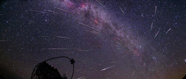 "Gamma-rays and Comet Dust" (Rayos Gamma y polvo de cometa). Crédito: Daniel López. Esta imagen, en la que se ven los telescopios MAGIC, en el Observatorio del Roque de los Muchachos (Garafía, La Palma), y la lluvia de estrellas de las Perseidas, fue sele