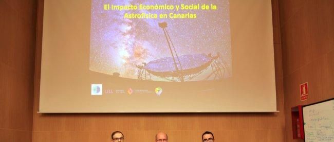 De izq. a dcha.: Juan José Díaz Hernández, Rafael Rebolo López y Anselmo Sosa Méndez durante la presentación del estudio "El Impacto Económico y Social de la Astrofísica en Canarias". Crédito: Iván Jiménez Montalvo (IAC). 