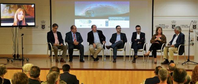 Mesa redonda “El valor del cielo de La Palma”. De izquierda a derecha: Antonia María Varela, Marc Balcells, Javier Díaz Castro, Christophe Dumas, Juan José Díaz, Anselmo Sosa, Alicia Vanoostende y Juan Carlos Pérez Arencibia. Crédito: Iván Jiménez Montalv