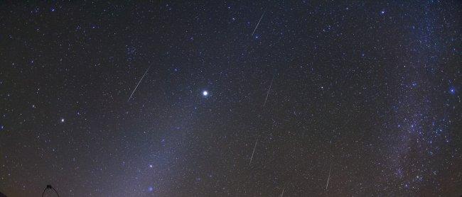 Meteoros gemínidas sobre los telescopios MAGIC (ORM, IAC) el 13 de diciembre de 2015. También son visibles los planetas Venus, Marte y Júpiter y la luz zodiacal. Crédito: J.C. Casado, IAC.
 