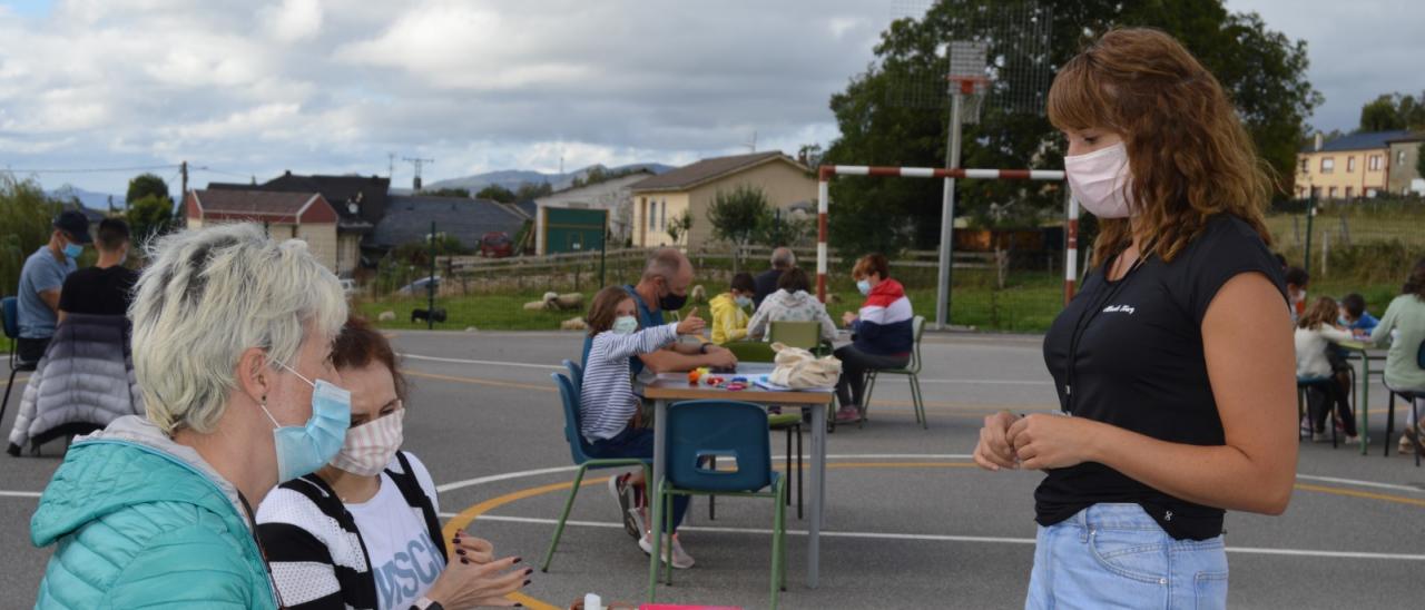 La coordinadora del proyecto Lucía González Cuesta durante las actividades en Berducedo. Crédito: Belén García Hidalgo