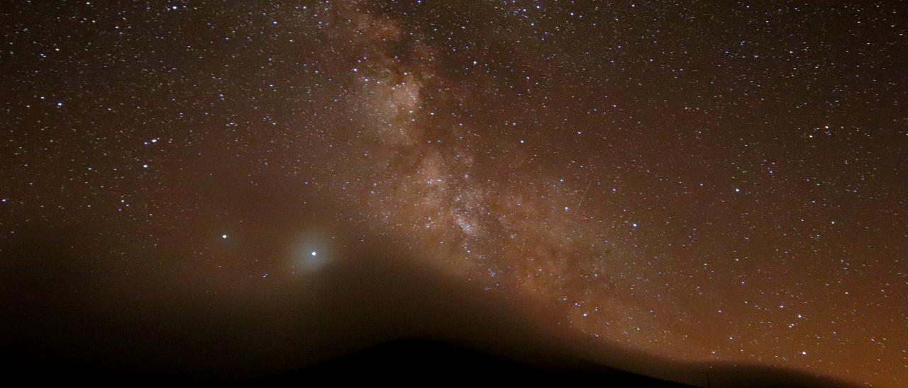 La Vía Láctea, Júpiter y Saturno durante la observación en el Pozo de las Mujeres Muertas, Concejo de Allande. Crédito: Xuan González Fernández y Laura Hermosa (Cielos Despejados).