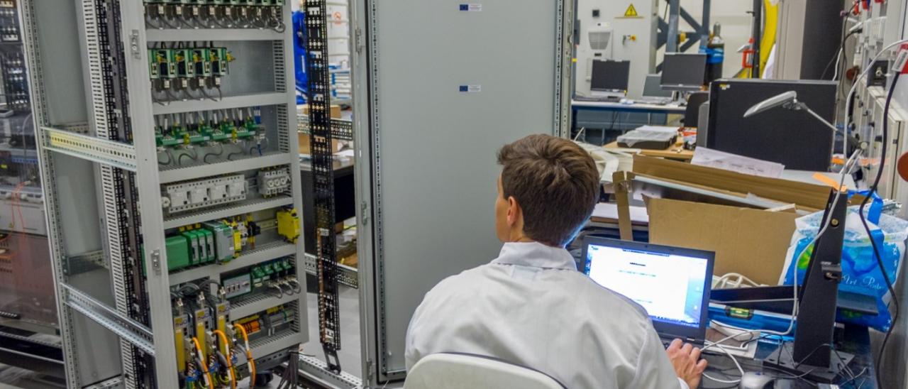 Vista de un ingeniero trabajando en la electrónica de un instrumento en un laboratorio