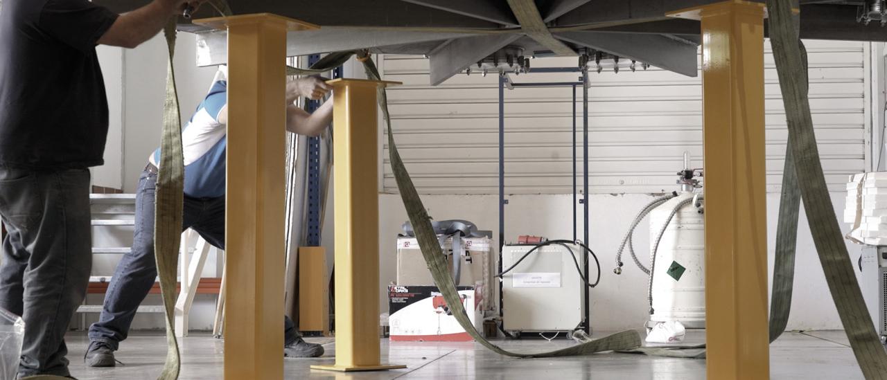 Placement of the four legs of the test cryostat in the AIV room of the IAC. Credit: Inés Bonet (IAC)