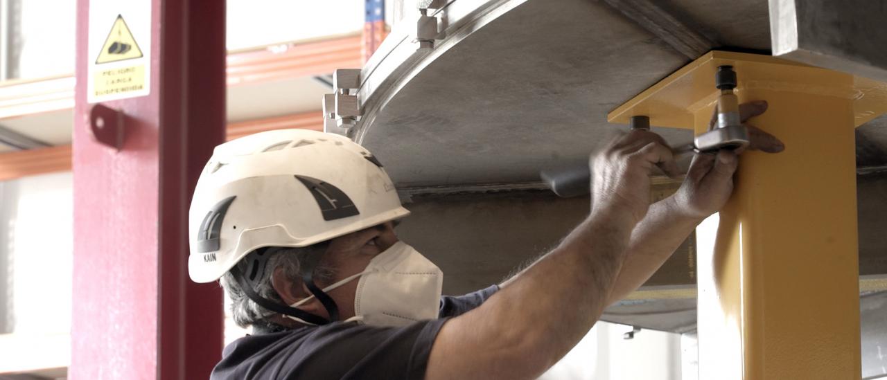 Placement of the four legs of the test cryostat in the AIV room of the IAC. Credit: Inés Bonet (IAC)