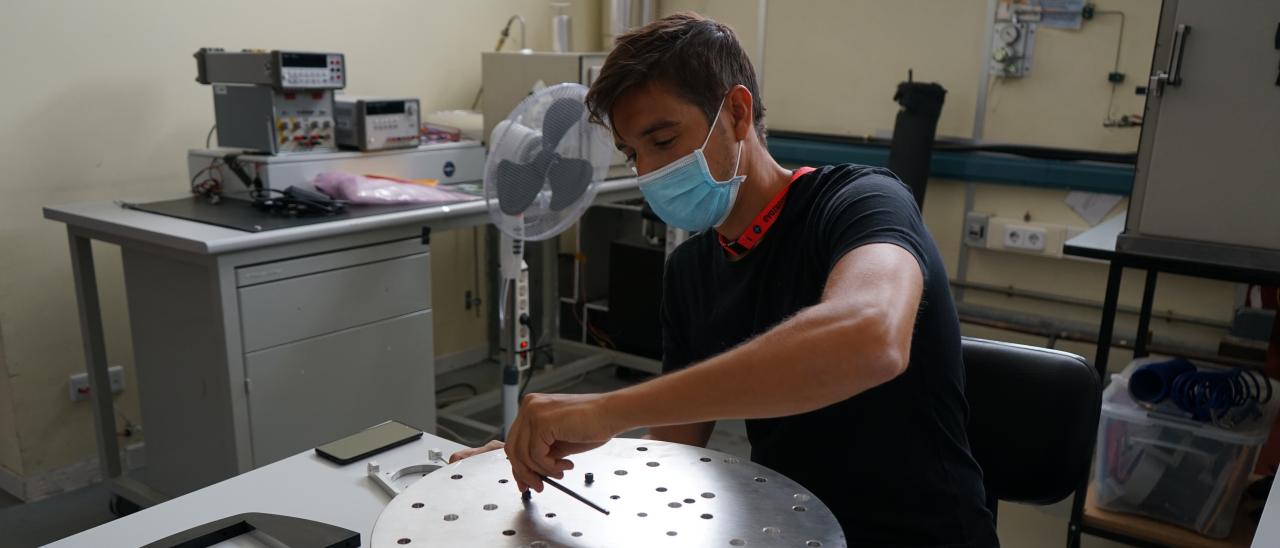 Imagen de Pablo de Chaves, ingeniero de IACTEC, ensamblando el útil de test para los ensayos de vibración del instrumento DRAGO en las instalaciones del Área de Ensayos del INTA (Instituto Nacional de Técnica Aeroespacial). Crédito: Alba Peláez (IAC).