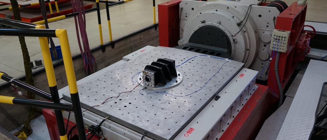 Imagen del instrumento DRAGO durante los ensayos de vibración en las instalaciones del Área de Ensayos del INTA (Instituto Nacional de Técnica Aeroespacial). Crédito: Samuel Sordo (IAC).