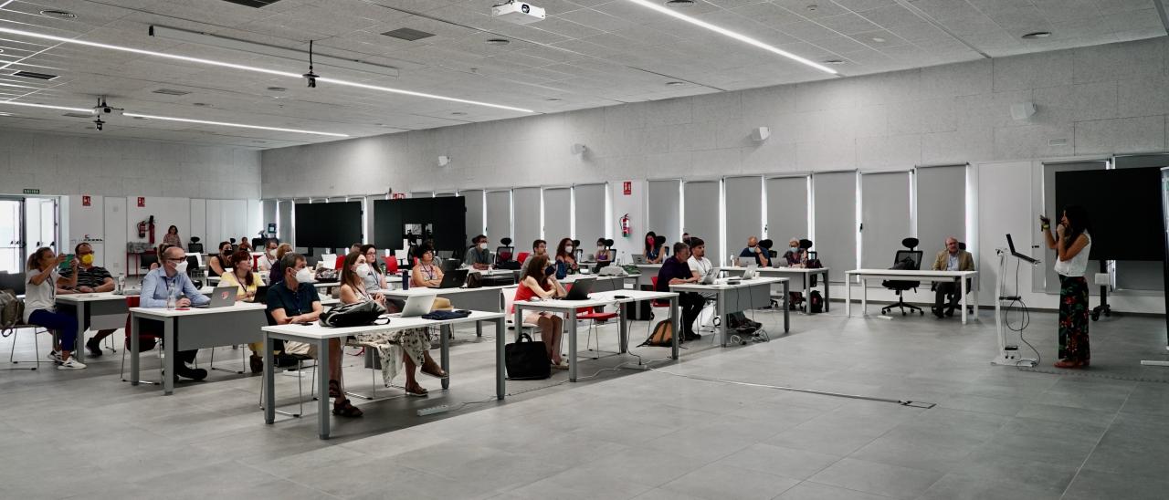 Sala IACTEC con los participantes del curso AEACI 2022