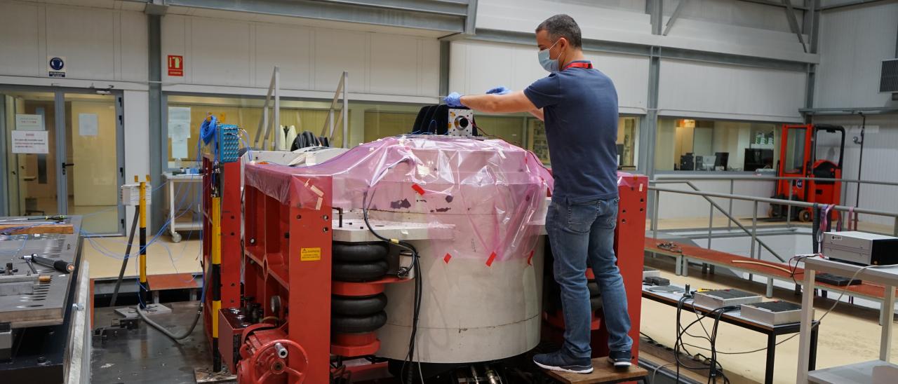 Imagen de Samuel Sordo, ingeniero de IACTEC, durante la puesta a punto del montaje para los ensayos de vibración del instrumento DRAGO en el eje vertical