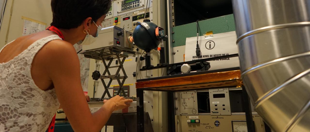 Imagen de Alba Peláez, ingeniera de IACTEC, durante la puesta a punto del montaje óptico para medir las prestaciones del instrumento DRAGO durante los ensayos de termo-vacío