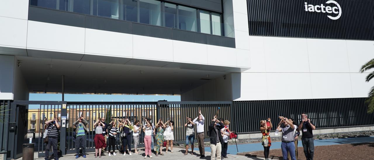 Participantes del curso AEACI 2022 en el exterior del IACTEC durante un taller