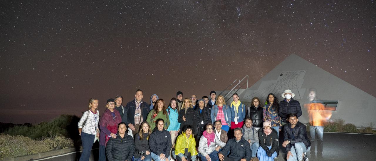 Participantes del curso AEACI 2022 durante una observación nocturna en el OT