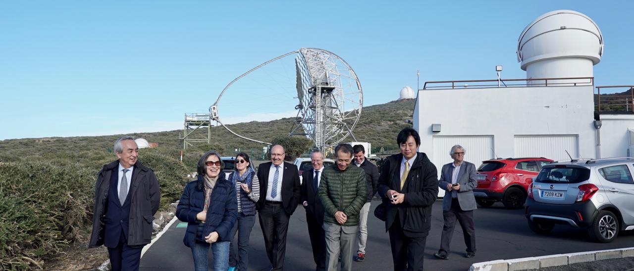 El embajador de Japón en el Observatorio del Roque de los Muchachos junto a varios acompañantes