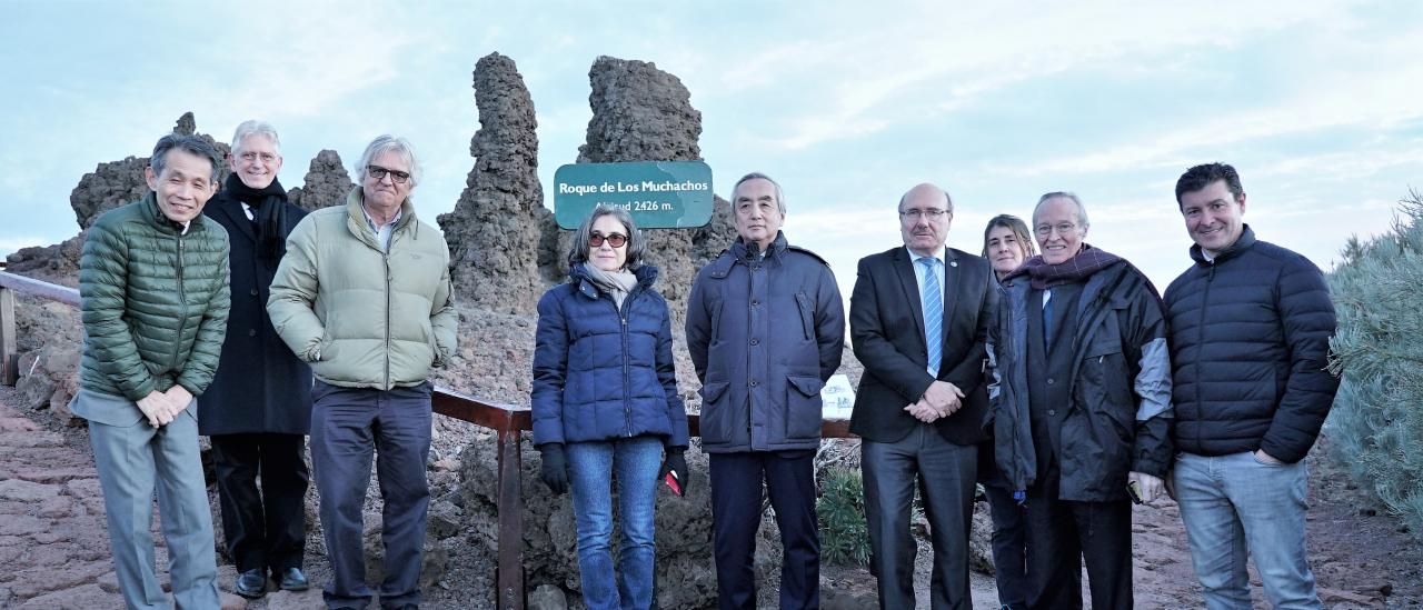 El embajador de Japón en el Observatorio del Roque de los Muchachos junto a varios acompañantes