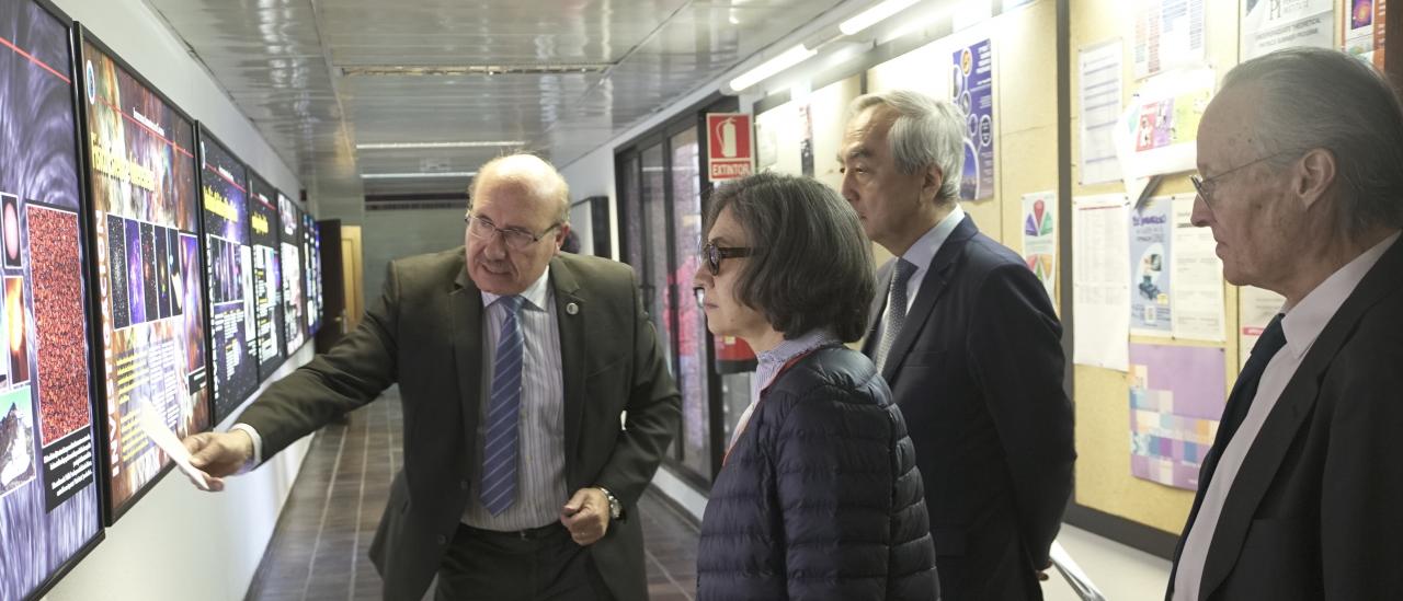 El embajador de Japón en la sede del IAC junto a varios acompañantes