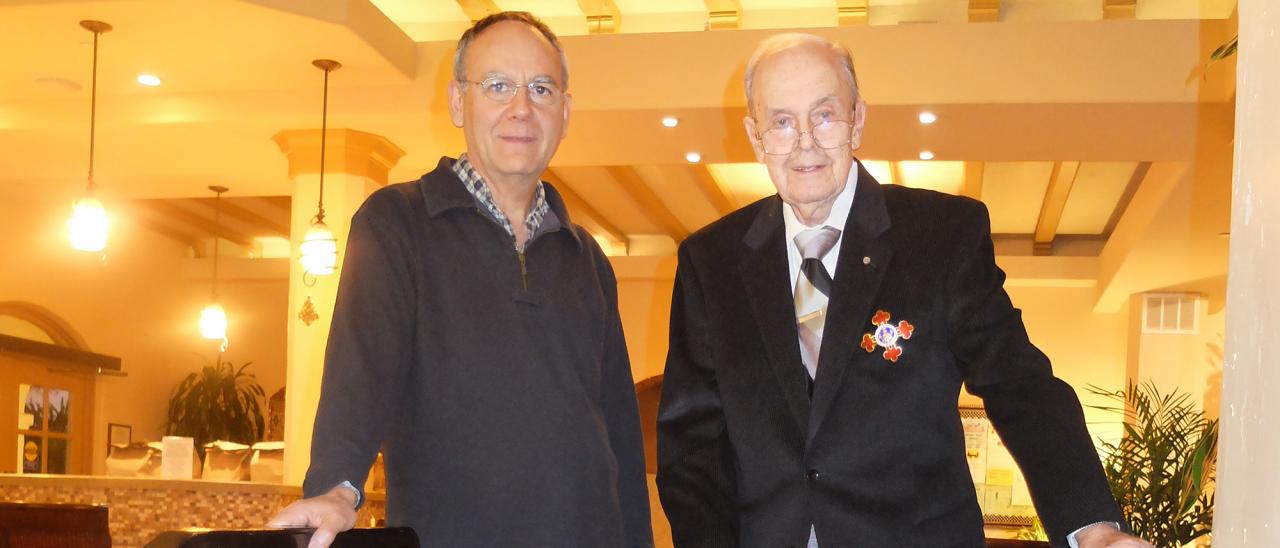 Guido Münch con la Medalla de la Gran Cruz de Alfonso X el Sabio, junto al astrofísico Antonio Mampaso. 