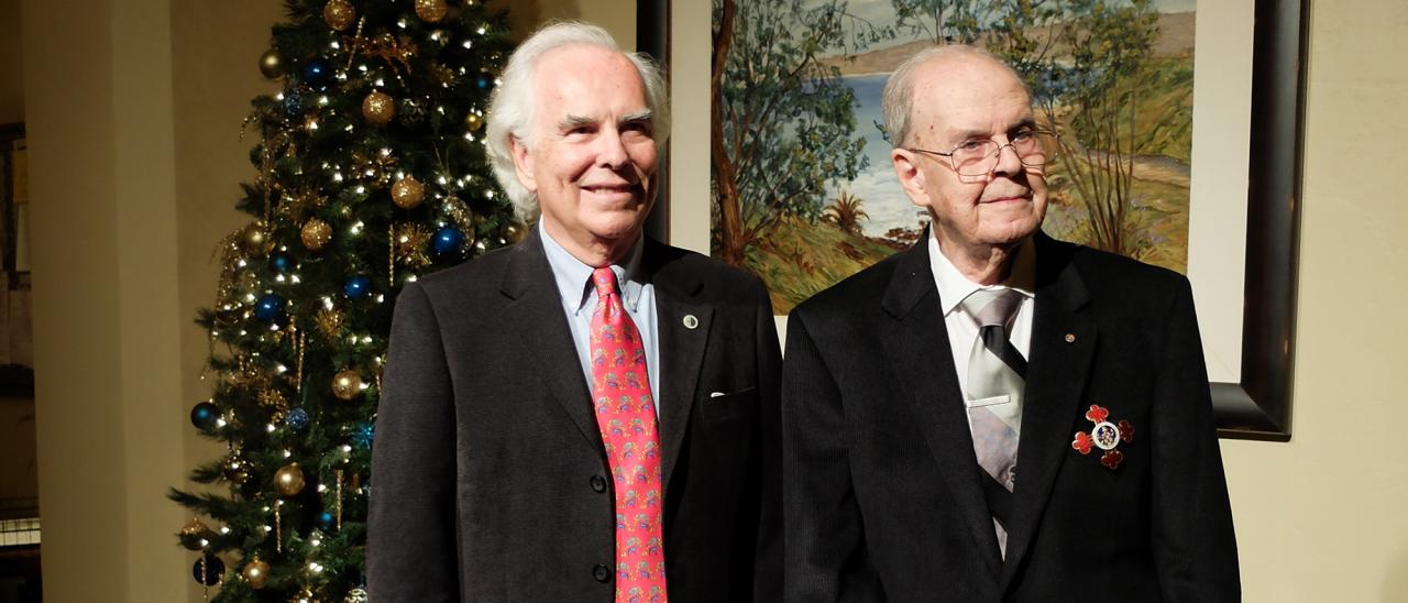 Guido Münch con la Medalla de la Gran Cruz de Alfonso X el Sabio, junto a Francisco Sánchez. Crédito: IAC.