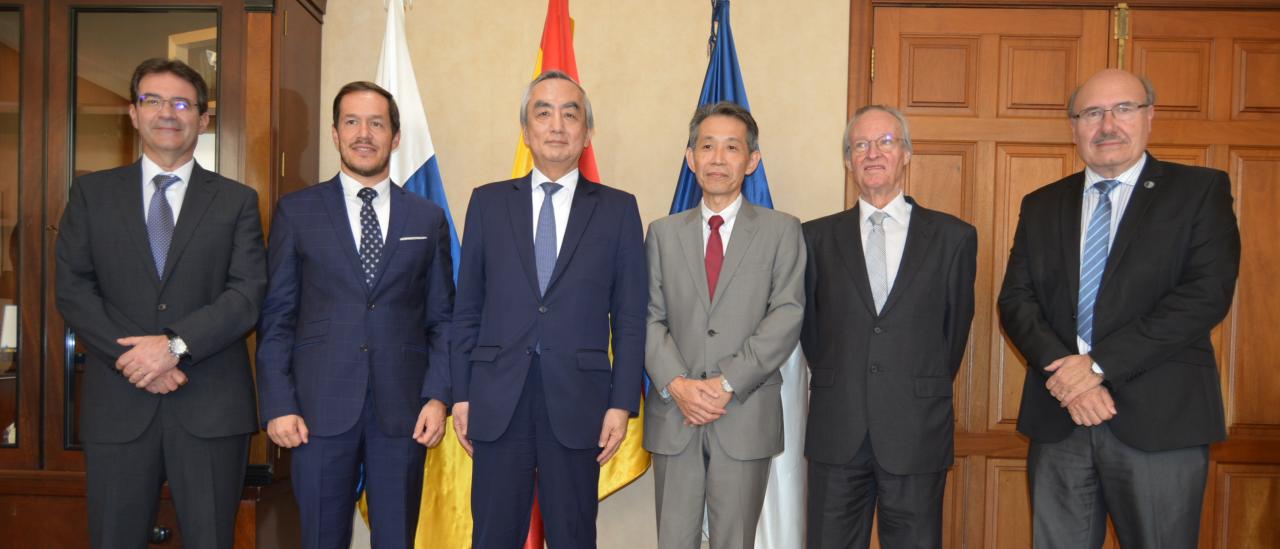 El embajador de Japón en el Observatorio del Roque de los Muchachos junto a varios acompañantes