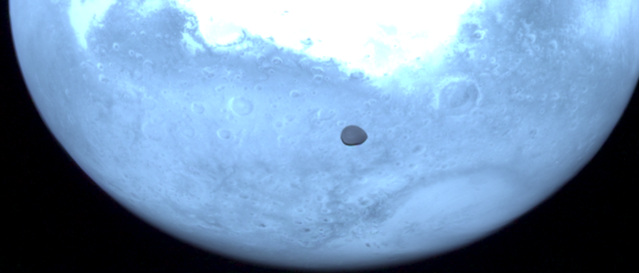 Imagen de Deimos con Marte detrás, obtenidas por el instrumento HyperScout-H de la misión Hera