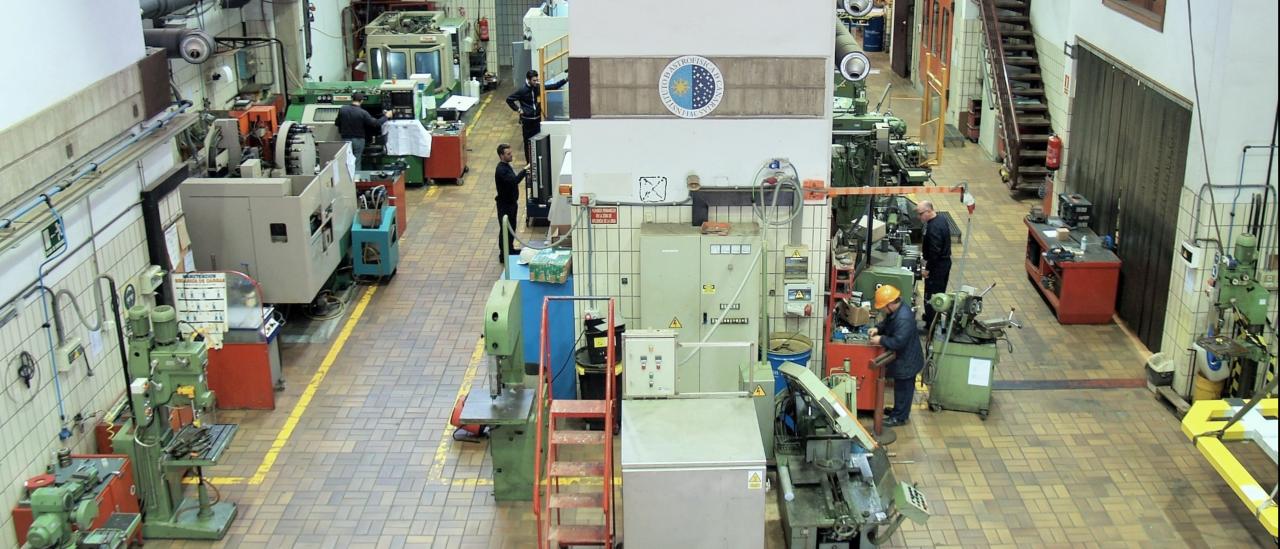 Vista superior general del taller de mecánica con técnicos en las máquinas