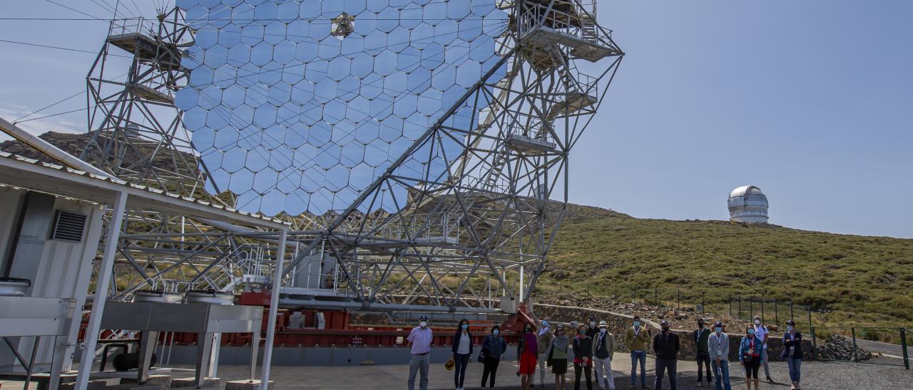 Participantes del III Festival Hispanoamericano de Escritores durante su visita al telescopio LST-1 en el Observatorio del Roque de los Muchachos. Crédito: Juan Antonio González Hernández / IAC.