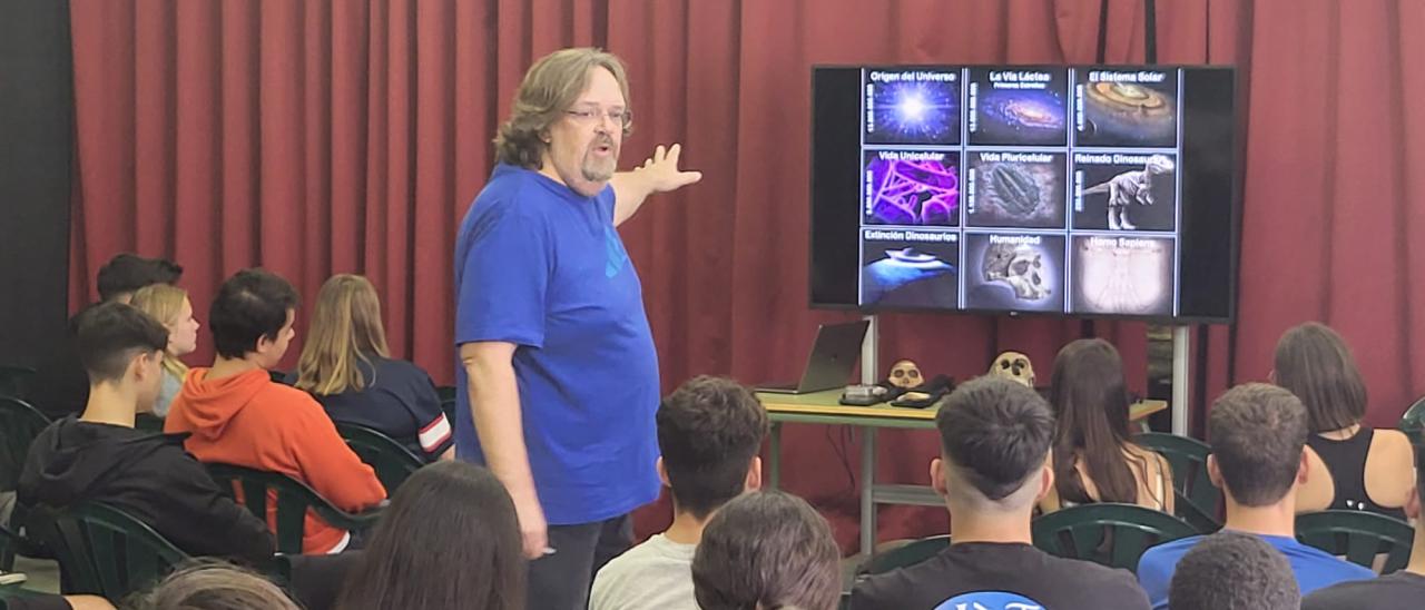 El astrofísico Alfred Rosenberg durante su charla en el IES Las Galletas - Ferias de la Ciencia 2022