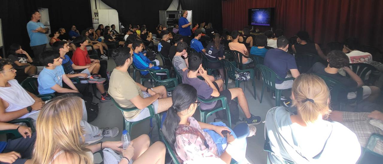 El astrofísico Alfred Rosenberg González (IAC) durante su charla en el IES Las Galletas, en la semana de las Ferias de la Ciencia 2022