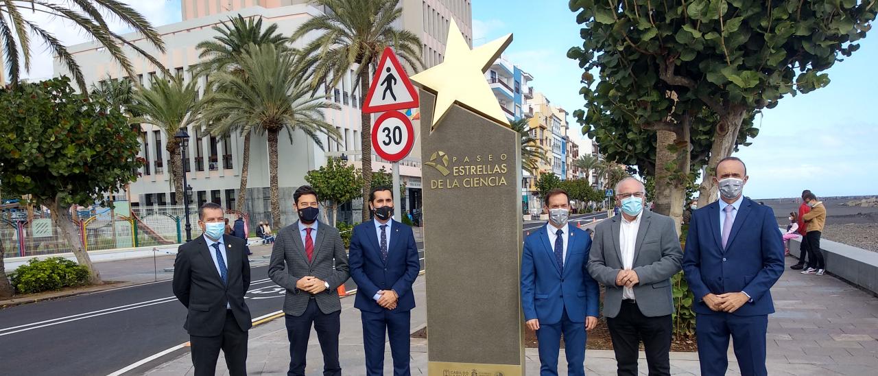 Autoridades políticas que han acudido a la inauguración del Paseo de las Estrellas de la Ciencia de La Palma. Crédito: Aarón García Botín/IAC
