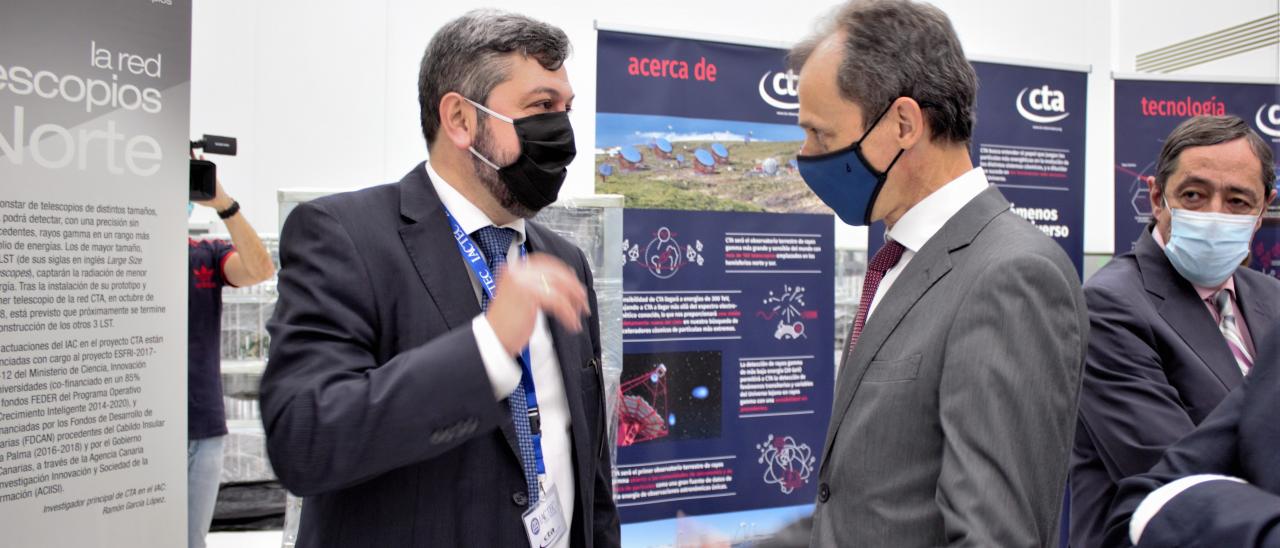 The Minister Pedro Duque talks with the IP of the CTA project, Ramón García, in the IACTEC building